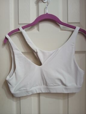 alo White Wireless Large Sports Bra Pullover Logo Accent Activewear No Pads Flaw